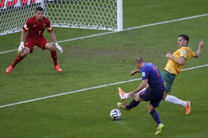 Robben dispara para marcar o primeiro gol da Holanda.