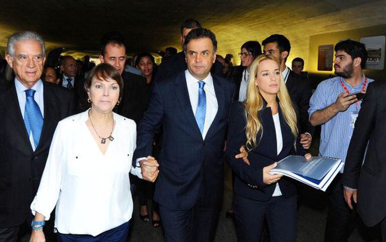 Aécio com as esposas de López e Ledezma durante visita das duas ao parlamento brasileiro, em maio.