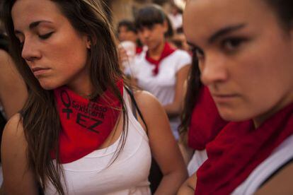 Mulher em Pamplona usam len&ccedil;o &quot;n&atilde;o ao estupro&quot; ap&oacute;s den&uacute;ncia de viola&ccedil;&atilde;o durante as Festas de S&atilde;o Firmino. 