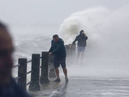 Pedestres tenta caminhar em The Batthery enquanto o Irma atinge Charleston, na Carolina do Sul.