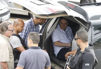 Garotinho saindo da delegacia, após prestar depoimento sobre possível agressão sofrida na prisão.