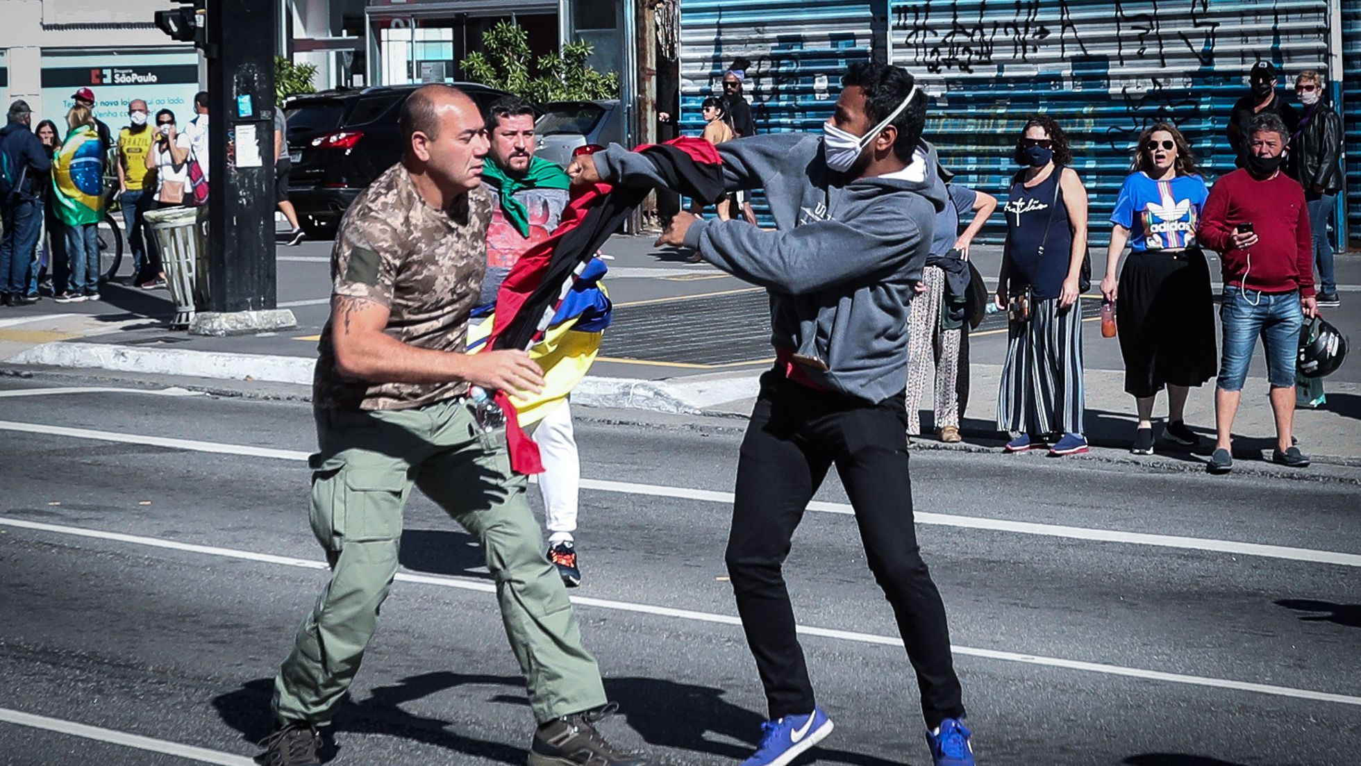 Kit bolsonarista de protestos tem bandeiras dos EUA em estética da  subserviência - 07/05/2020 - Poder - Folha