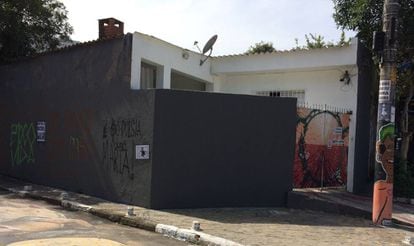 Muro da residência de João Batista, pintado de cinza por ele mesmo.