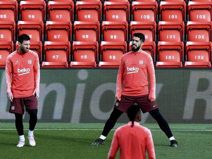 Messi e Suárez, que marcaram no Camp Nou, fazem treinamento em Anfield Road.