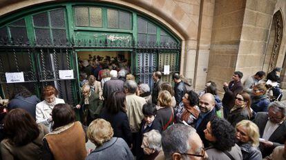 Dezenas de pessoas se amontoam para votar em um colégio eleitoral do centro de Barcelona durante as eleições catalãs de novembro de 2012.