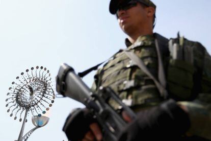 Forças de segurança perto da chama olímpica, no centro do Rio.