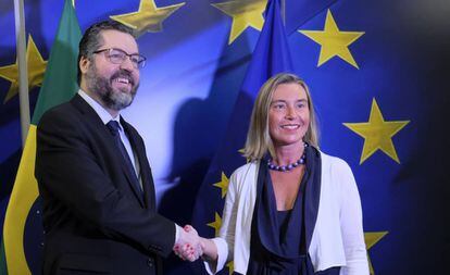 Chanceler brasileiro Ernesto Araújo com Federica Mogherini, representante da União Europeia.