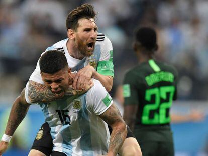 Messi comemora com Rojo o gol que salvou a Argentina.