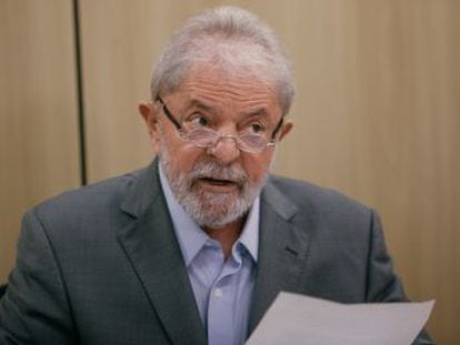 EL PAÍS e  Folha de S.Paulo  entrevistaram em 26 de abril o ex-presidente na prisão, após autorização judicial