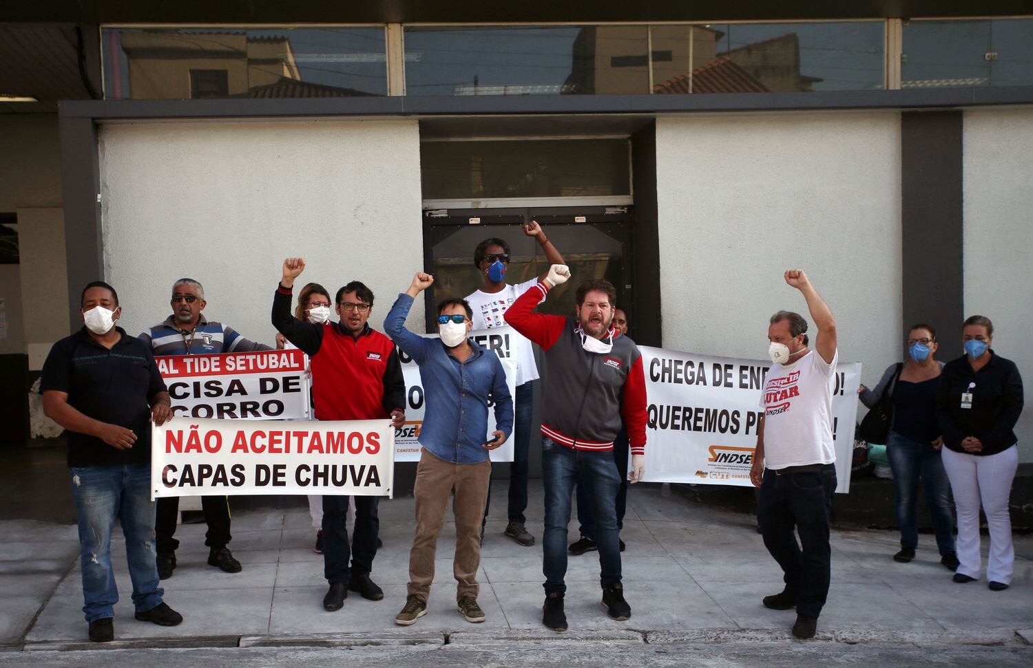 Trabalhadores do Hospital Tide Setúbal, na zona leste de São Paulo, protestam no sábado 18 de abril contra a falta de equipamento de proteção.