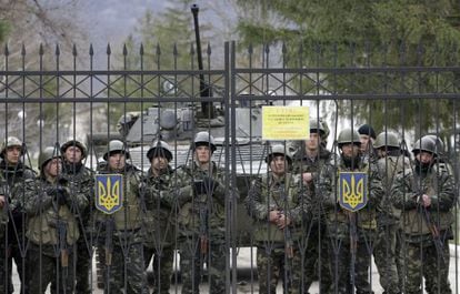Militares ucranianos protegem a base de Perevalnoye.