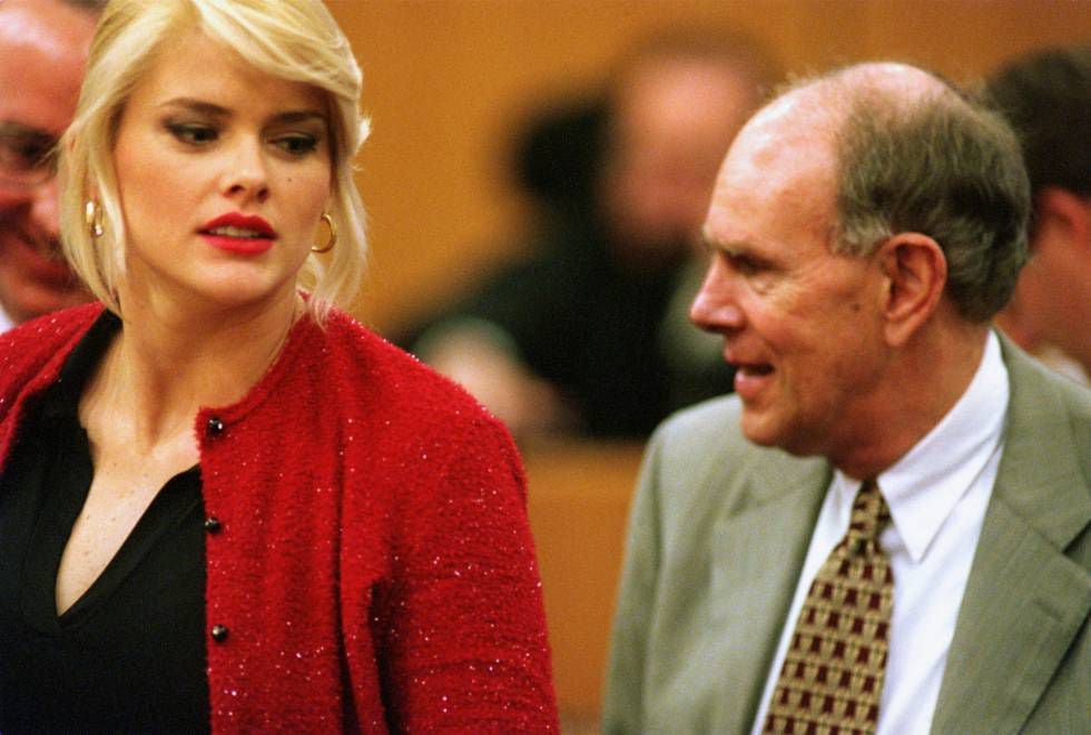 Anna Nicole Smith e seu ex-enteado, Howard Marshall III, durante o julgamento realizado em 2000, no qual disputavam a fortuna de J. Howard Marshall II.