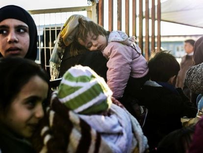 Mulheres sírias na fronteira com a Turquia.
