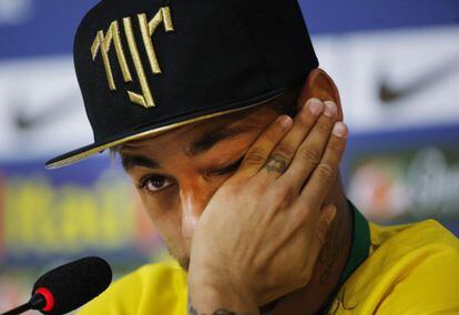 Neymar chora ao lembrar de sua lesão.