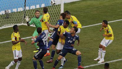 O momento em que Osako finaliza para o segundo gol do Japão.