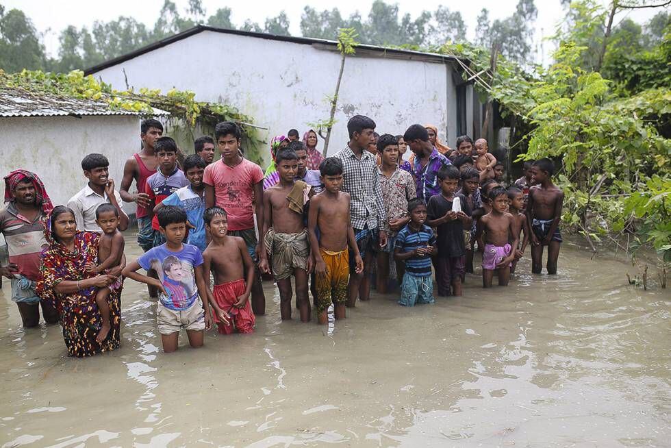 <b>Bangladesh.</b>Moradores de um povoado aguardam socorro depois das inundações causadas pelas chuvas.