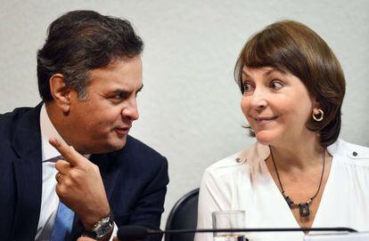 Mitzy Capriles conversa com A&eacute;cio Neves durante reuni&atilde;o no Senado.
