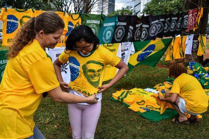 Seguidores escolhem figurino com inspiração verde-amarela para acompanhar em Brasília a posse de Bolsonaro como presidente.
