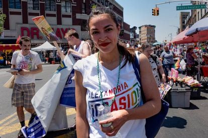 Alexandria Ocasio-Cortez, durante a marcha do Orgulho Gay, no Bronx. 