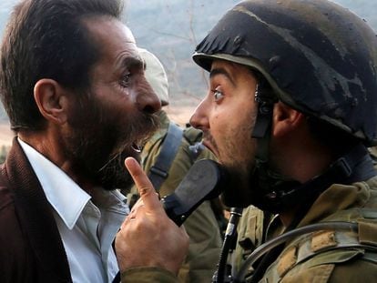 Palestino discute com um soldado israelense durante os enfrentamentos por uma ordem sobre o fechamento de uma escala em Nablus, Cisjordania.