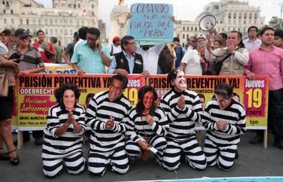 Entidades civis fazem passeata em Lima para condenar os casos de corrupção.