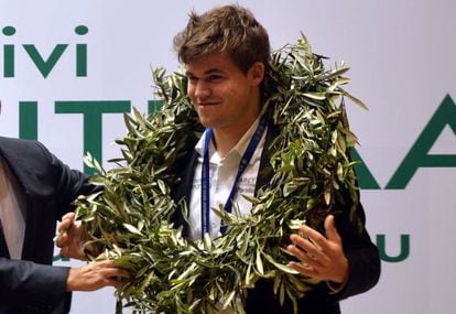 Carlsen, com a coroa de louros dos campeões.