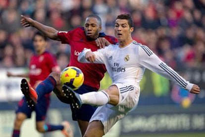 Loties e Cristiano brigam pela bola em Pamplona.