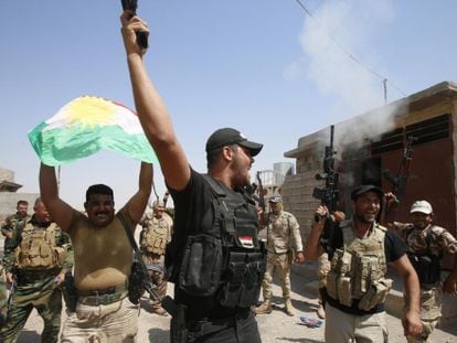 Peshmergas celebram a vitória sobre o Estado Islâmico ao norte de Tikrit.