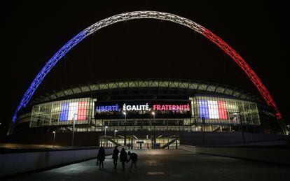 Arco de Wembley est&aacute; iluminado com as cores da Fran&ccedil;a.