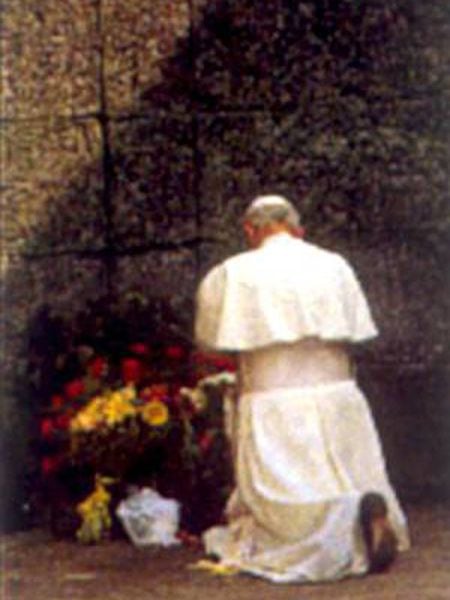 O papa João Paulo II reza em Auschwitz (Polônia).
