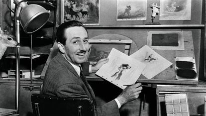 Walt Disney com desenhos durante a produção de 'Bambi'.