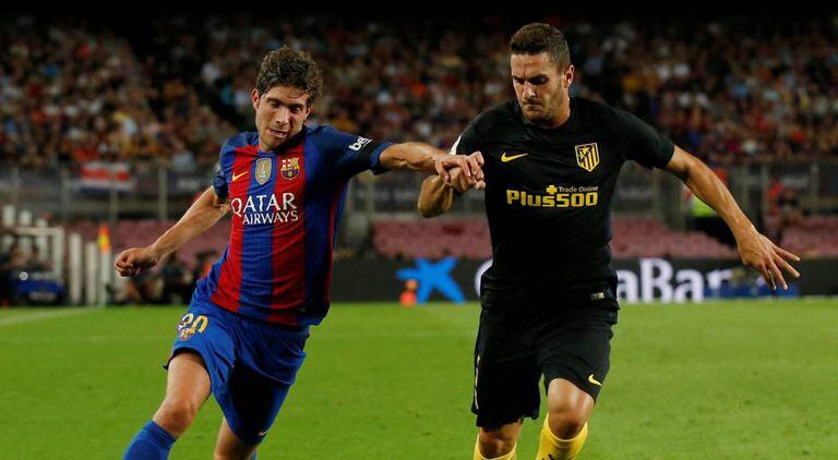 Roberto e Koke disputam a bola durante o jogo.