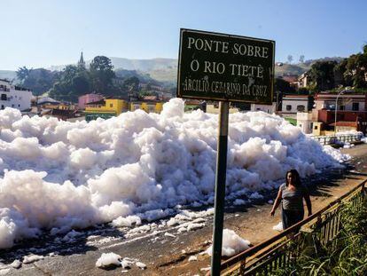 Formação de espumas, que ocorre frequentemente no Rio Tietê ao longo das cidades de Santana de Parnaíba, Salto e Pirapora do Bom Jesus.