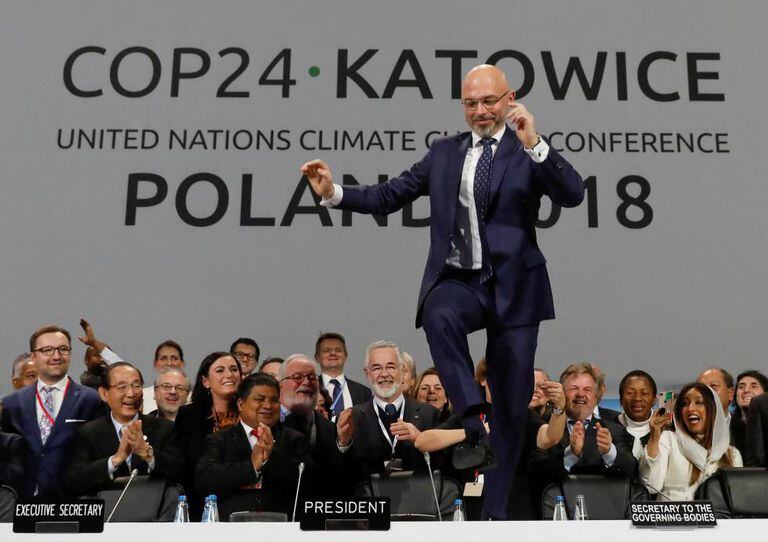 O presidente da cúpula, Michal Kurtyka, reage ao pacto alcançado pelos países em Katowice, Polônia.
