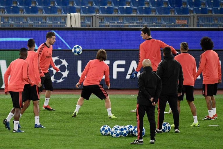 Jogadores do Real Madrid treinam às vésperas do jogo contra a Roma.