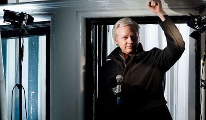 Assange em um pronunciamento feito na embaixada, em 2012.