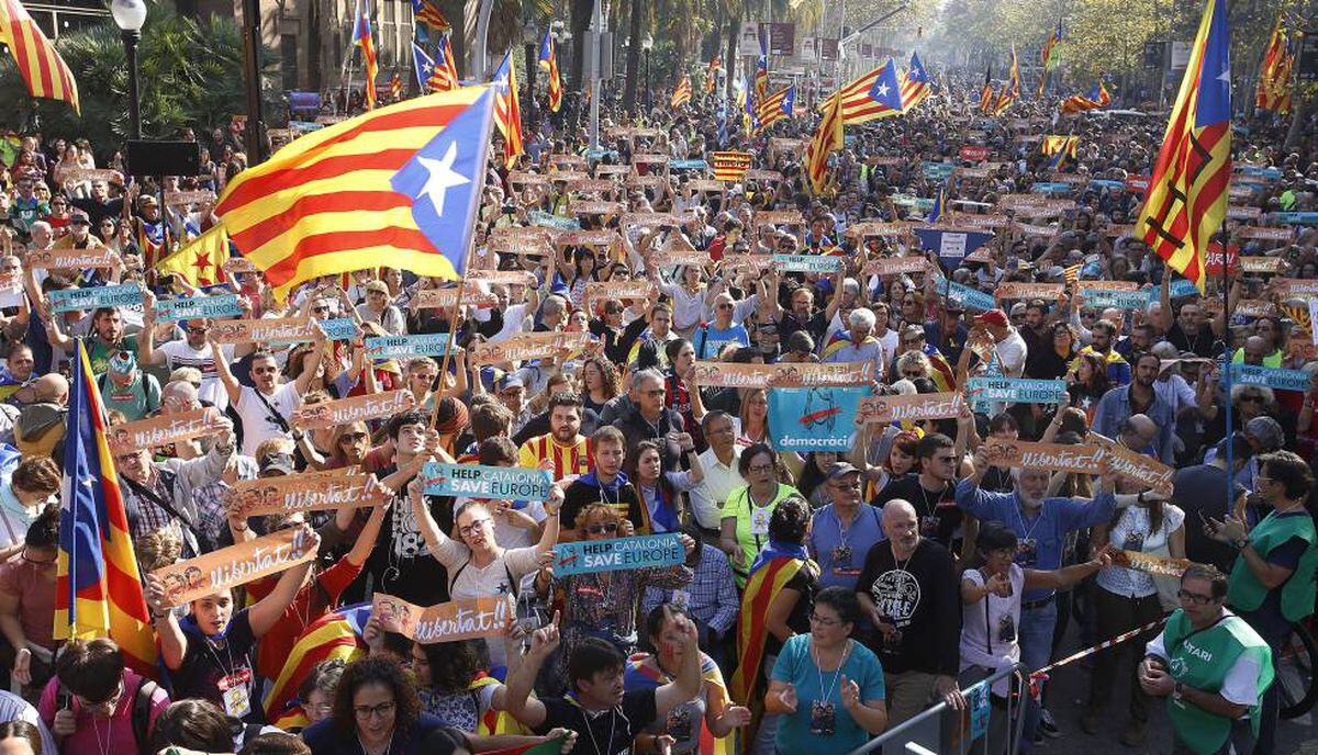 Catalunha: Milhares De Manifestantes Ovacionam A Declaração De ...