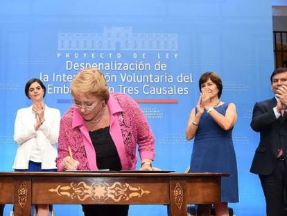 Michelle Bachelet assina o projeto de lei.