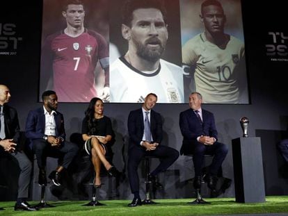 Roberto Di Matteo, Jay-Jay Okocha, Alex Scott, Andriy Shevchenko e Peter Shilton durante o anúncio dos finalistas ao The Best FIFA.