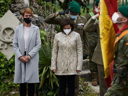 A chefa do Governo de Navarra, María Chivite, à esquerda, e a ministra da Defesa, Margarita Robles, durante a homenagem ao cabo que morreu dias depois de ser vacinado com a AstraZeneca.