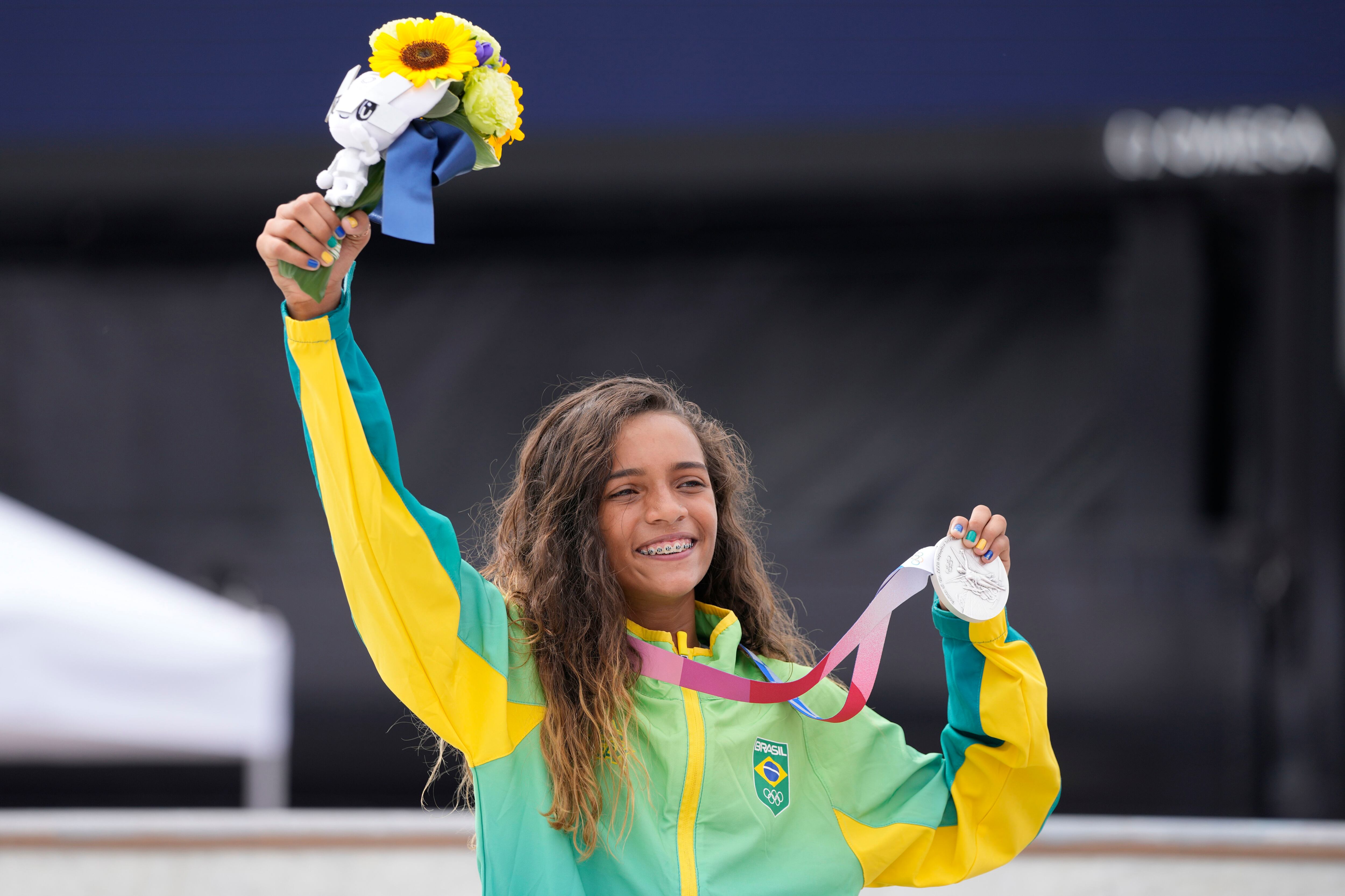 Rayssa Leal ergue sua medalha de prata, conquistada no skate street