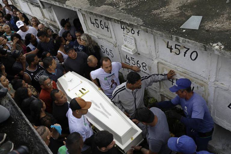 Familiares e manifestantes acompanham o enterro Ágatha Félix, no dia 22 de setembro.