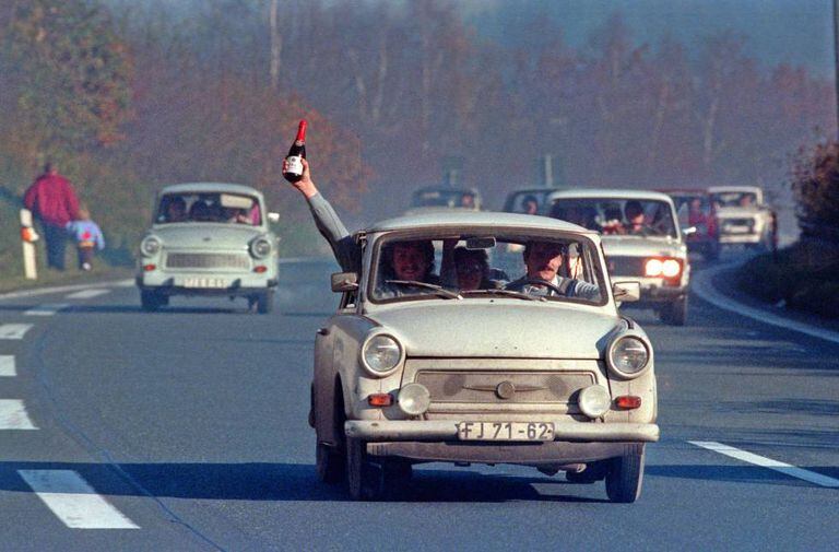 Comemoração da queda do Muro de Berlim em uma estrada da Baviera (Alemanha Ocidental), em 1989.