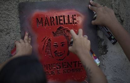 Manifestantes grafitam 'Marielle Presente' em protesto pela morte da vereadora do PSOL.