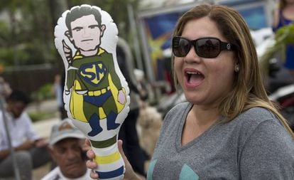 Apoiadora de Bolsonaro empunha boneco inflável de Sergio Moro.