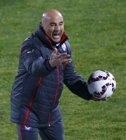 O técnico chileno, Jorge Sampaoli, diante do Uruguai.