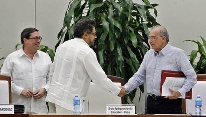 Iván Márquez e De la Calle, após assinatura do novo acordo de paz.