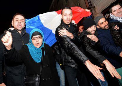 Manifestantes fazem a saudação do 'quenelle' para apoiar o comediante Dieudonné.