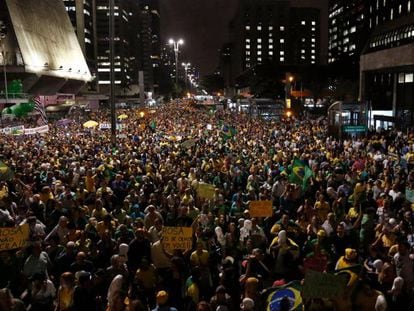 Grupos anti-Lula na av. Paulista.