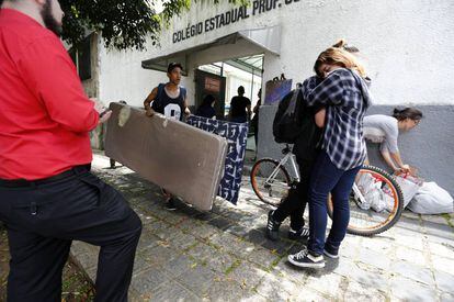 Estudantes desocupam o Colégio Prof. Cleto, em Curitiba, nesta terça.